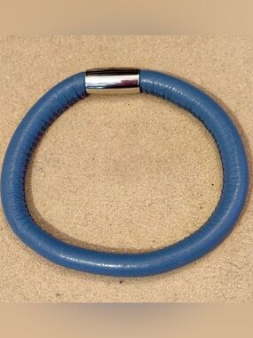 🆕Listing 🆕 Brighton Woodstock leather bracelet Holds beads, charms Blue Retired